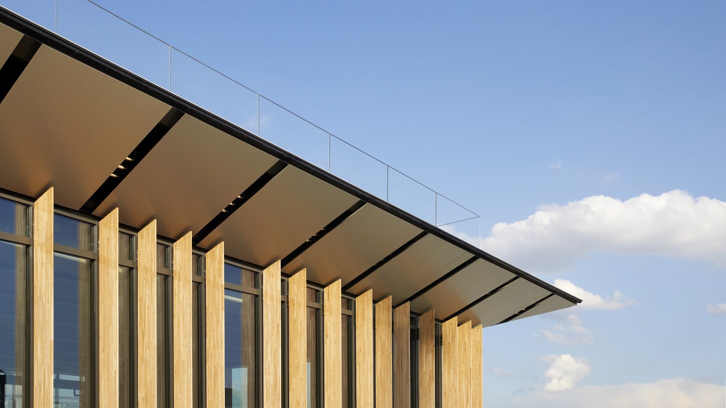4,000 m of oak glulam beams for the Paris metro | © Jérémie Léon