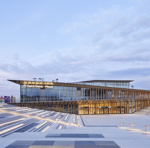 4,000 m of oak glulam beams for the Paris metro | © Jérémie Léon