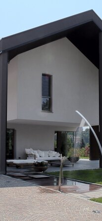 Una villa di due piani con un tetto a due falde | © LignoAlp