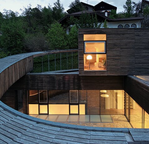 Einfamilienhaus aus Holz mit besonderer Fassade | © Matteo Piazza