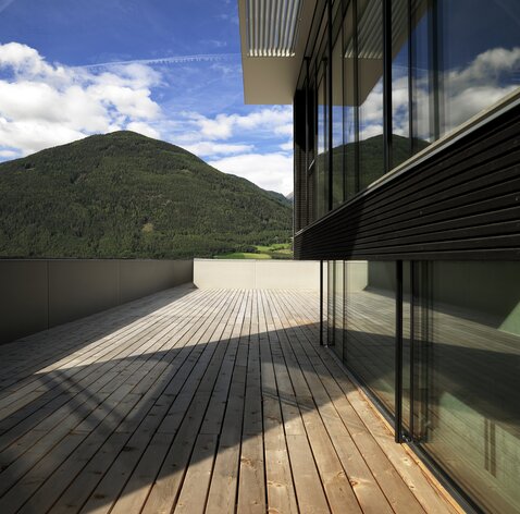Einfamilienhaus aus Holz mit besonderer Fassade | © Matteo Piazza