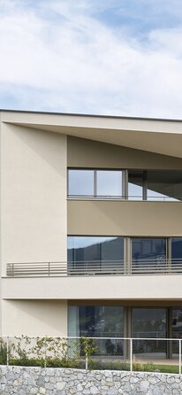 Ein modernes Haus mit einem Satteldach, das auf einer Seite weit auskragt | © René Riller