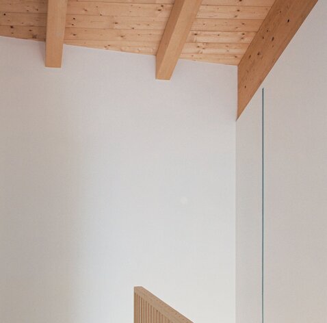 Ein Raum mit einem Holzdach in Sicht | © Marcello Mariana