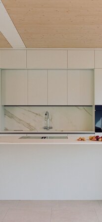 Eine Küche mit einer Decke aus Holz in Sicht | © Marcello Mariana