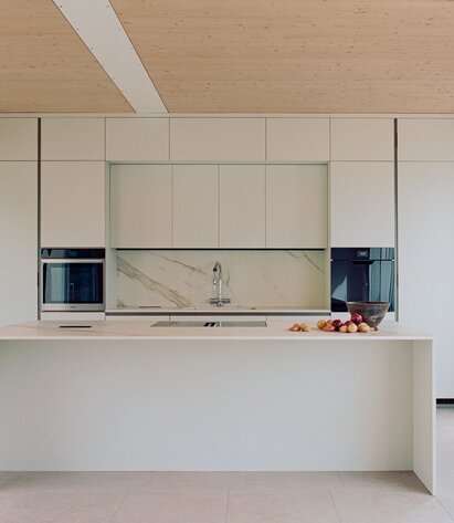 Eine Küche mit einer Decke aus Holz in Sicht | © Marcello Mariana