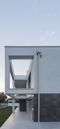 Part of a modern two-storey building. The façade is clad with ceramic tiles on the ground floor and plastered and painted white on the upper floor | © Una parte di un edificio moderno a due piani. La facciata è rivestita con piastrelle di ceramica al piano terra e intonacata e dipinta di bianco al piano superiore.