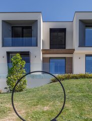 Ansicht der Fassade einer Villa mit großen Glasflächen | © Eukalipto Studio