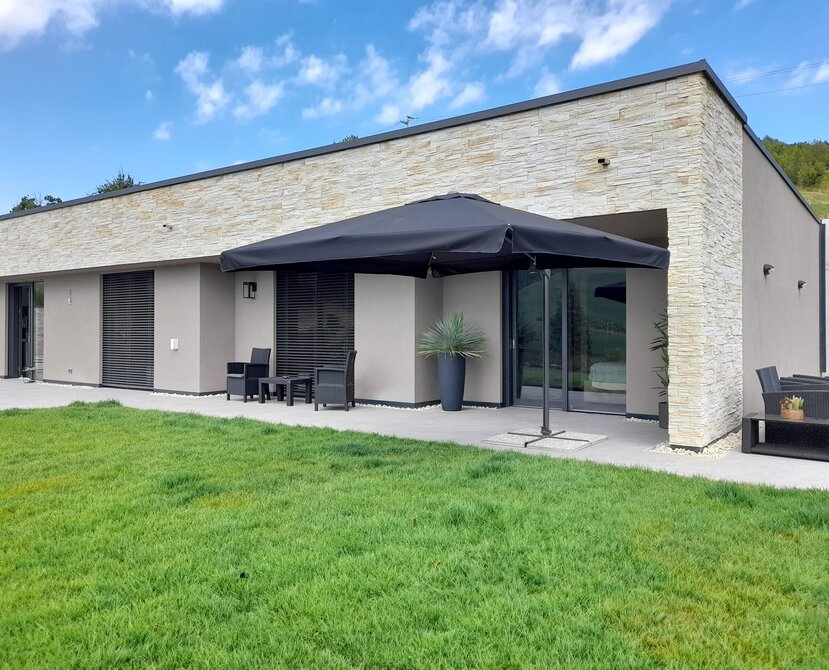 Villa in legno con rivestimeno in pietra | © LignoAlp