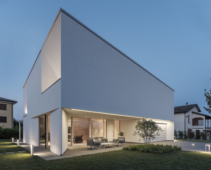 Una villa di taglio moderno con pareti intonacate e grandi vetrate | © Davide Perbellini