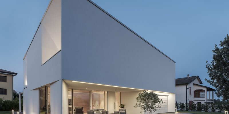 Una villa di taglio moderno con pareti intonacate e grandi vetrate | © Davide Perbellini