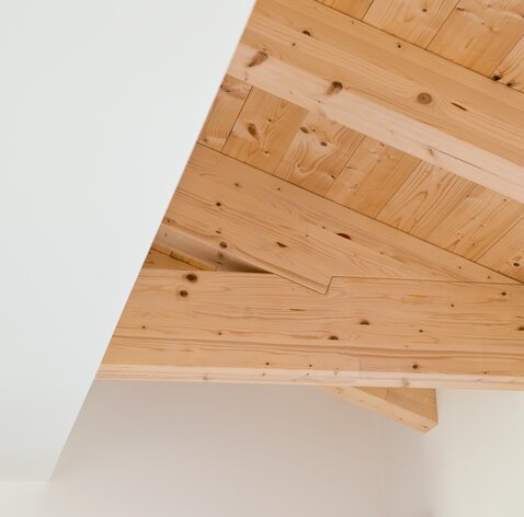 Innenansicht eines Daches aus Holz mit Balken in Sicht | © Vittorio Battellini