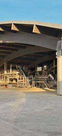 Eine große Halle mit einem geschwungenen Dach mit einer tragenden Struktur aus gebogenen Trägern aus Brettschichtholz | © Matteo Piazza