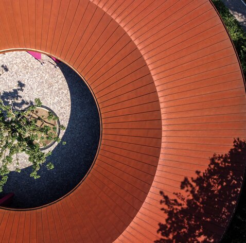 Empfangsgebäude aus Holz in der Provinz Brescia | © mazzonetto - The Skin