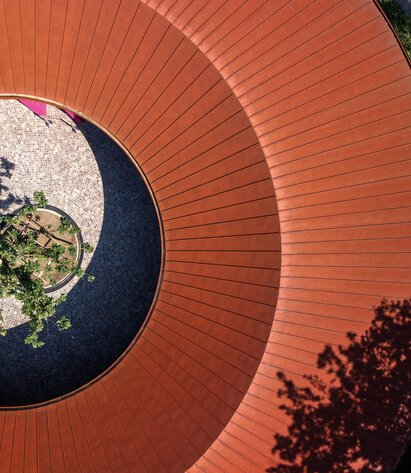 Wooden reception building in the province of Brescia | © mazzonetto - The Skin