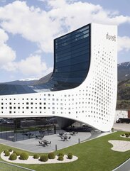 Un grande edificio con una facciata bianca e curva con molte finestre di diverse dimensioni | © Paolo Riolzi