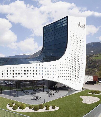 Un grande edificio con una facciata bianca e curva con molte finestre di diverse dimensioni | © Paolo Riolzi