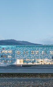 Company headquarters and façade made of wood in South Tyrol | © Davide Perbellini
