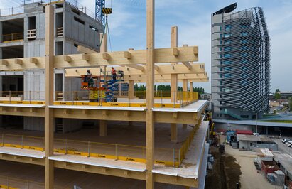 Riprese col drone di un edifico in legno in fase di costruzione | © Visualdron - Jacopo Marinelli Palazzina uffici in legno in Lombardia | © Visualdron - Jacopo Marinelli