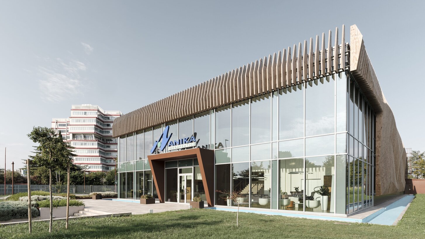 Holzlamellen-Fassade für ein Firmengebäude in Padua | © Davide Perbellini