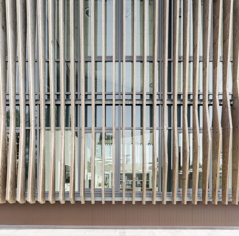 Holzlamellen-Fassade für ein Firmengebäude in Padua | © Davide Perbellini