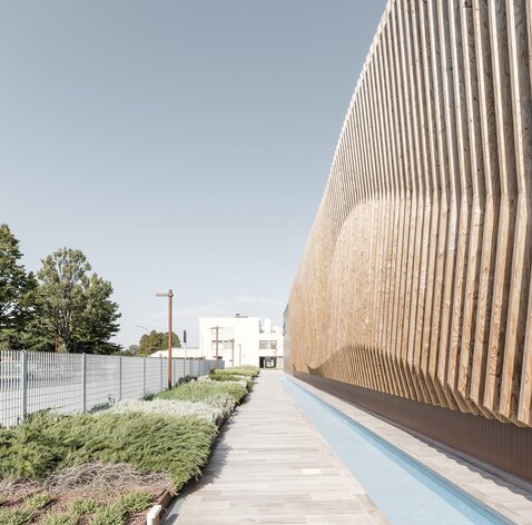 Holzlamellen-Fassade für ein Firmengebäude in Padua | © Davide Perbellini
