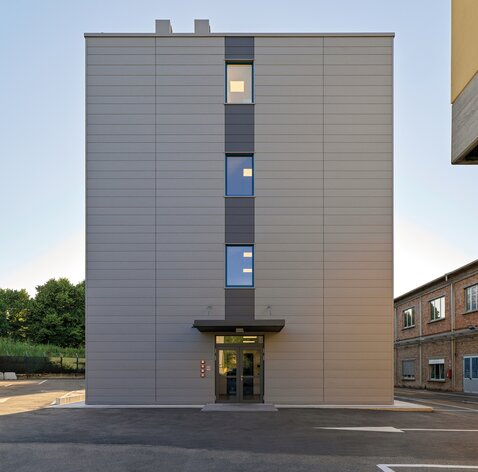 Ein vierstöckiges Gebäude mit einer grauen Metallfassade | © Matteo Piazza