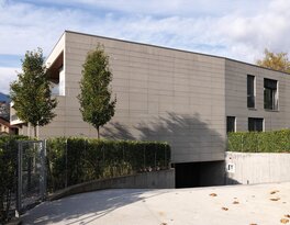 Una parte di un edificio di due piani, la facciata è rivestita con pietra naturale | © Matteo Piazza