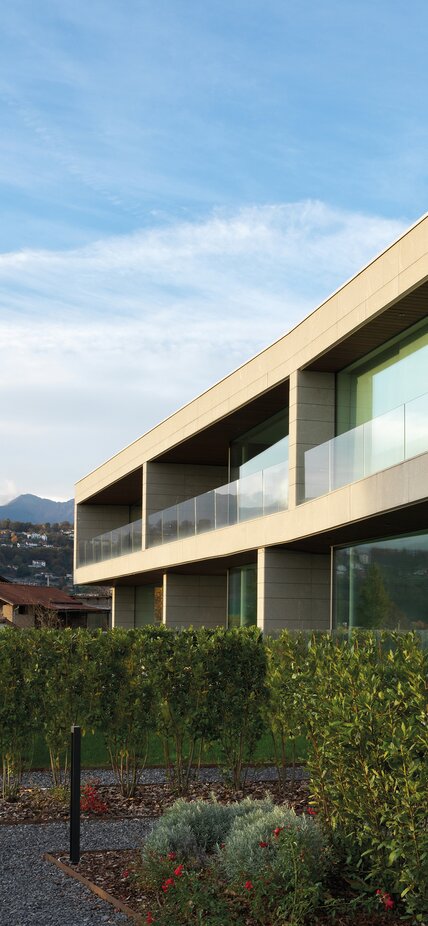 Una parte di un edificio di due piani, la facciata è rivestita con pietra naturale | © Matteo Piazza