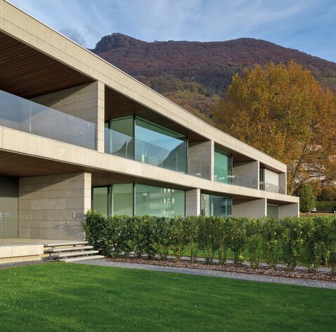 Una parte di un edificio di due piani, la facciata è rivestita con pietra naturale | © Matteo Piazza