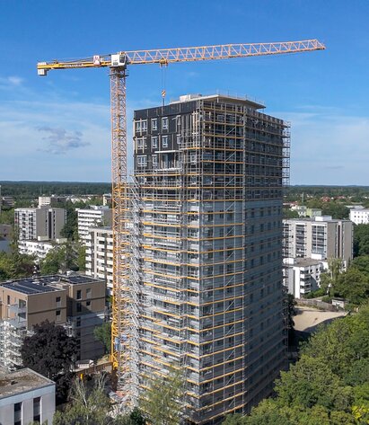 Ein in Holz-Hybrid-Bauweise errichtetes 18-geschossiges Wohnhaus in München | © LignoAlp - Christoph Wacker
