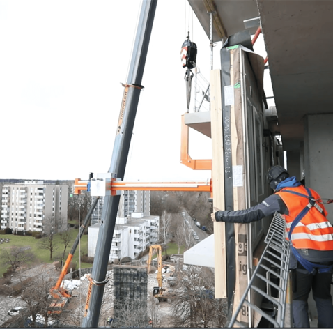 Montage von vorgefertigten Fassadenelementen in Holzrahmenbauweise | © Treffler GmbH - Christoph Mukherrje