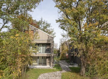 Vier Mehrfamilienhäuser aus Holz in Hohenbrunn bei München | © Carolin Hirschfeld