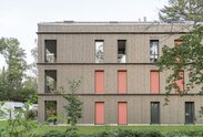 Vier Mehrfamilienhäuser aus Holz in Hohenbrunn bei München | © Carolin Hirschfeld