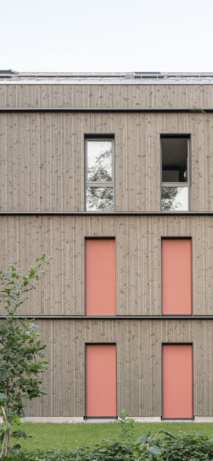 Vier Mehrfamilienhäuser aus Holz in Hohenbrunn bei München | © Carolin Hirschfeld