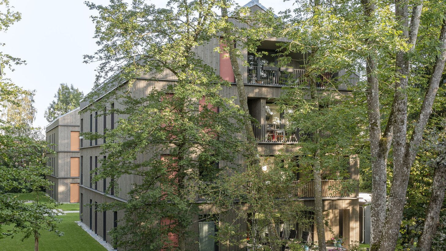 Vier Mehrfamilienhäuser aus Holz in Hohenbrunn bei München | © Carolin Hirschfeld