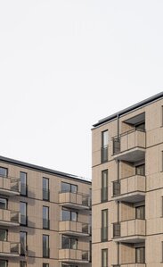 Teilansicht der Fassaden von zwei großen Wohngebäuden aus Holz | © Florian Holzherr