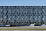 La facciata di taglio moderno di un edificio di 8 piani | © Regina Sedlmayer