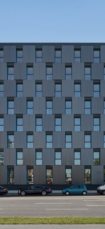 Eine moderne Fassade eines achtstöckigen Gebäudes | © Regina Sedlmayer