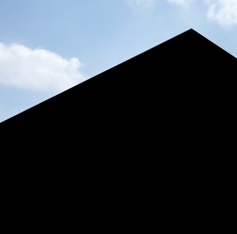 Eine moderne Fassade eines achtstöckigen Gebäudes | © Regina Sedlmayer