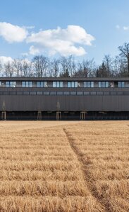 Supermarkt und Mietwohnungen in Holzbauweise | © Roland Wehinger