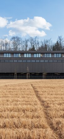 Supermercato e appartamenti in affitto in legno | © Roland Wehinger