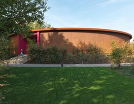 Empfangsgebäude aus Holz in der Provinz Brescia | © Matteo Piazza