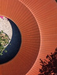 Empfangsgebäude aus Holz in der Provinz Brescia | © mazzonetto - The Skin