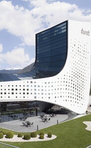 A large building with a curved white façade with many windows of different sizes | © Paolo Riolzi