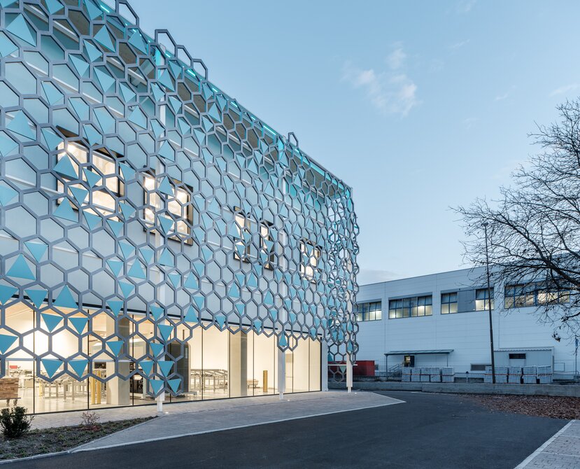 Firmensitz und Fassade aus Holz in Südtirol | © Davide Perbellini