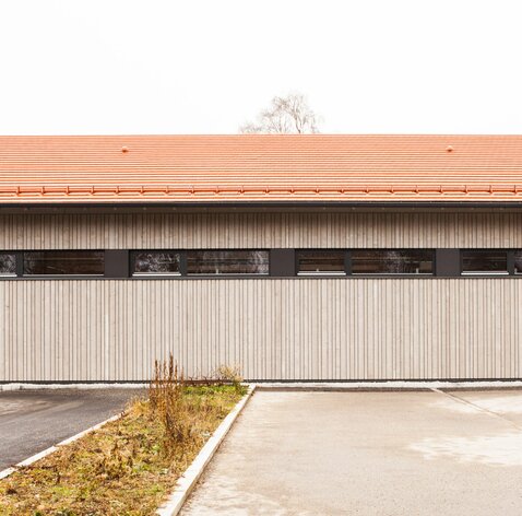 Feuerwehrhaus aus Holz in Hohenbrunn - München | © Regina Sedlmayer