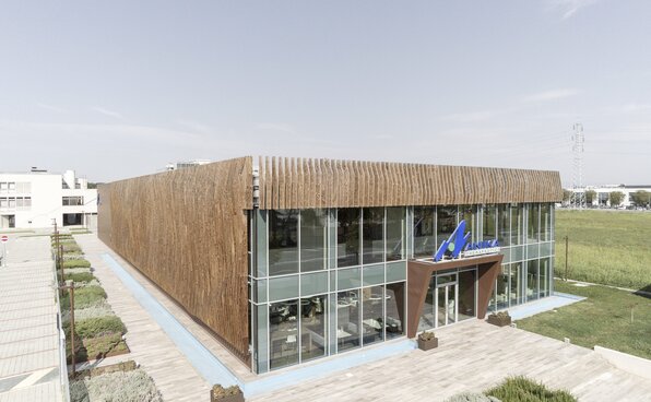 Facciata moderna in legno per edificio aziendale. | © Davide Perbellini