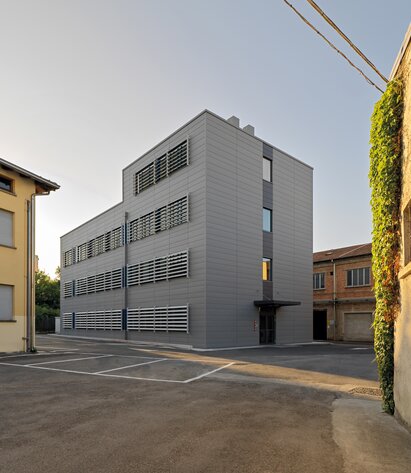 Palazzina uffici pluripiano in legno a Parma | © Matteo Piazza