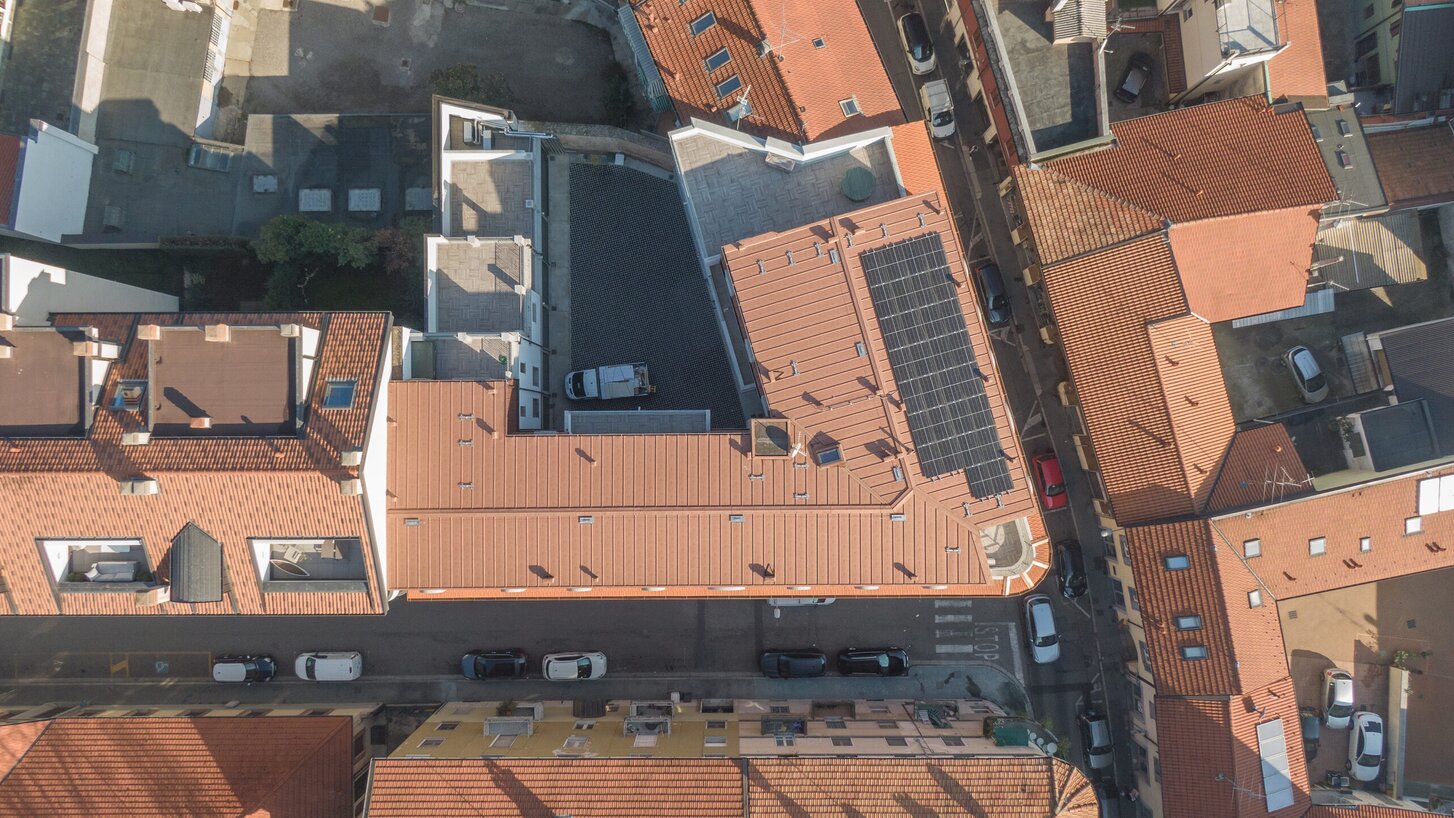 Ein kupferfarbenes Blechdach senkrecht von oben gesehen