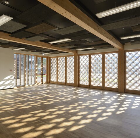 Mehrzweckgebäude aus Holz in der Provinz Bergamo | © Michele Nastasi